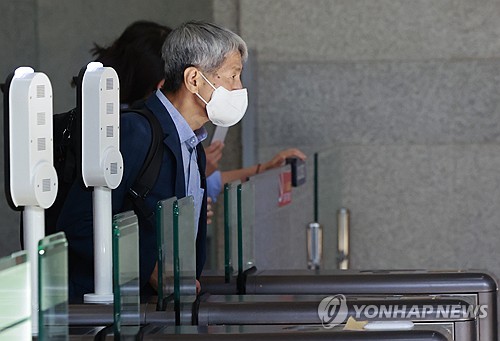  신학림 전 언론노조 위원장이 7일 오전 서초구 서울중앙지방검찰청에 조사를 받기 위해 들어가고 있다. (사진=연합뉴스)