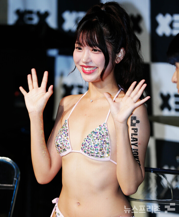 NF포토] 키노시타 히마리, '반갑게 손인사' < 포토 < 엔터테인먼트 < 스포츠·문화 < 기사본문 - 뉴스프리존