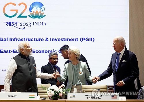 9일(현지시간) 뉴델리에서 열린 주요 20개국(G20) 정상회의의 일환으로 '글로벌 인프라 및 투자를 위한 파트너십' 세션에서 우르술라 폰 데어 라이엔(가운데) 유럽연합 집행위원장이 조 바이든(오른쪽) 미국 대통령, 나렌드라 모디 인도 총리와 손을 잡고 있다. (사진=AFP 연합뉴스)