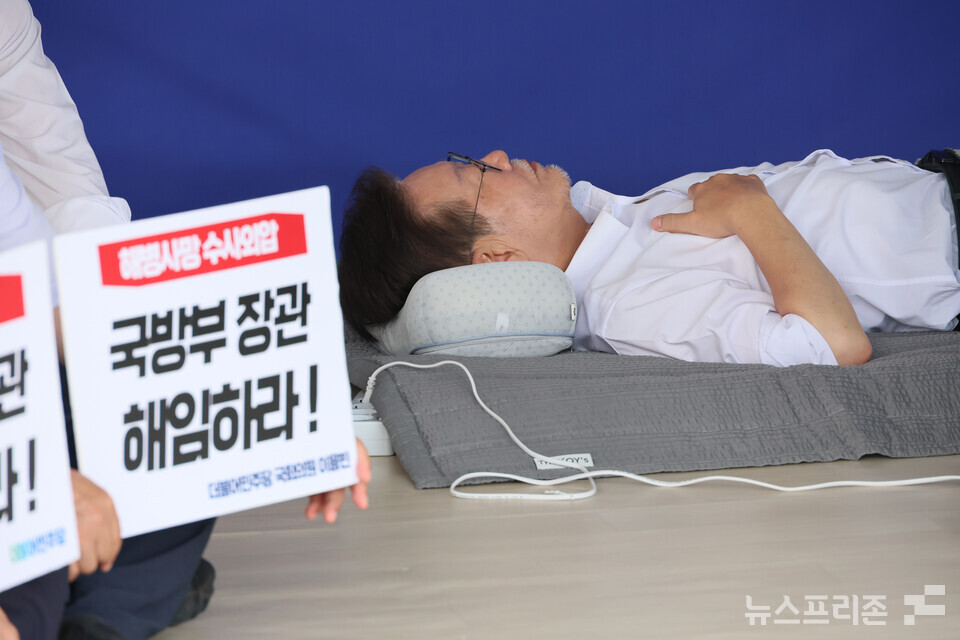 이재명 더불어민주당 대표가 단식 11일째인 10일 국회 앞 단식 농성 천막에서 자리에 누워 있다. (사진=연합뉴스)