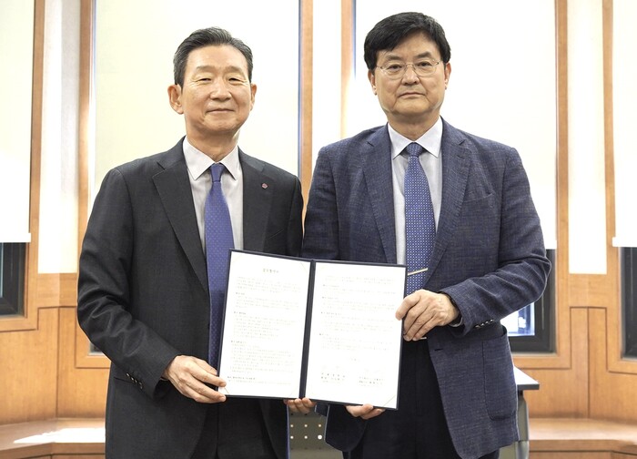 메타버스 캠퍼스 구축을 위한 업무 협약식에서 (왼쪽부터) LG유플러스 황현식 대표, 연세대학교 서승환 총장이 기념사진을 촬영했다. (사진=LG유플러스)