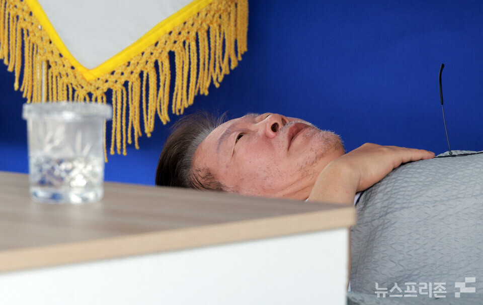 단식농성을 12일째 이어가고 있는 더불어민주당 이재명 대표가 11일 오전 국회 앞 단식농성 천막에 누워있다. (사진=연합뉴스)