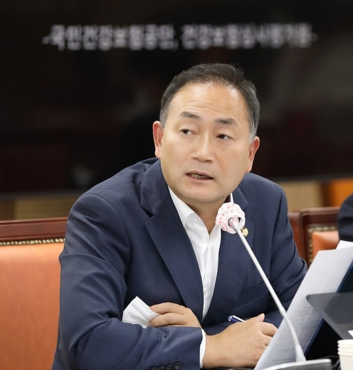 더불어민주당 보건복지위 김원이(목포시)의원이 2023년 국정감사에서 관련 자료에 대해 질문을 하고있다.(사진=김원이 의원 사무실)