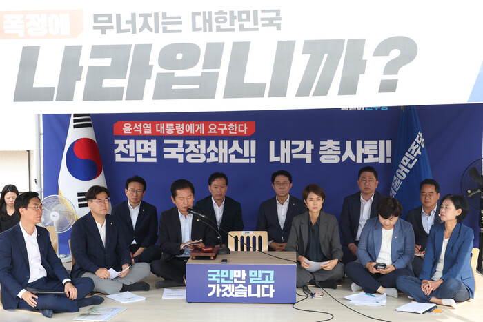 사진: 11일 국회에서 열린 더불어민주당 최고위원회의에 이재명 대표의 자리가 비어있다.단식 12일 차인 이 대표는 이날 회의에 참석하지 않았다