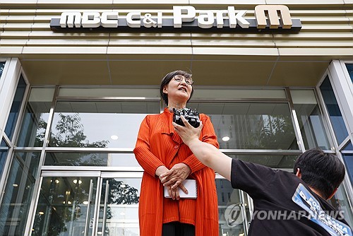 권태선 방송문화진흥회(방문진) 이사장이 11일 오후 서울 마포구 방문진 사무실로 향하기 전 취재진을 만나 입장을 밝히고 있다.