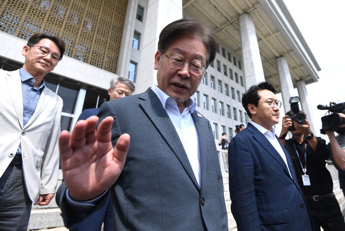 더불어민주당 이재명 대표가 12일 수원지검에 출석하기 위해 국회에서 출발하고 있다. 2023.9.12 [공동취재]