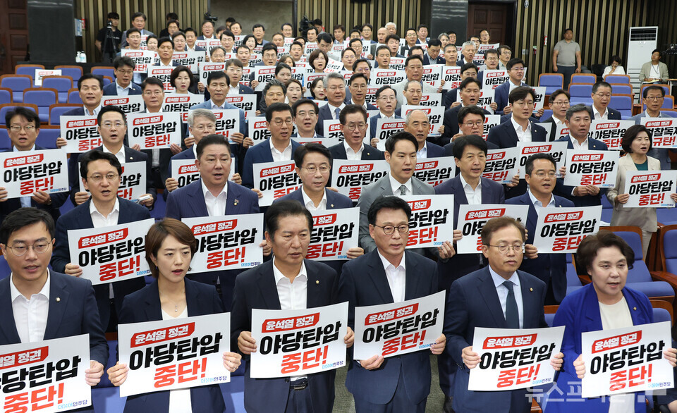 박광온 더불어민주당 원내대표 등이 12일 국회에서 열린 의원총회에서 구호를 외치고 있다. (사진=연합뉴스)