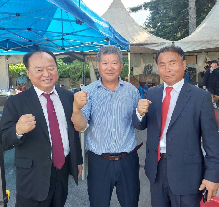 김정표 회장 (주) 화선 대표 김성권 김호현 대회장(우측).