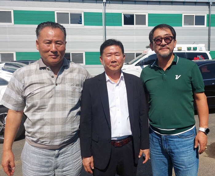 심호건설 신대근사장 유춘열 법무팀 이사 시사의창 김성민 발행인(우측)