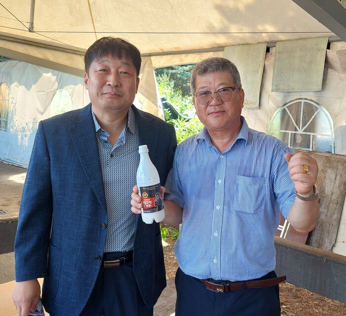 주갑성 (주) 대청주조 대표와 김성권 (주) 화선 대표 (우측).