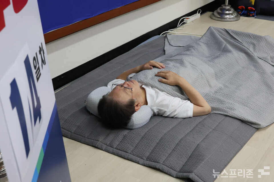 이재명 더불어민주당  대표가 13일 국회 당 대표실에서 14일 차 단식 농성을 이어가고 있다.(사진=연합뉴스)