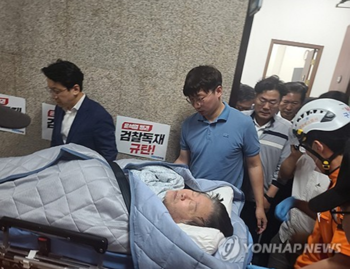 단식 중이던 더불어민주당 이재명 대표가 18일 건강이 악화돼 국회에서 병원으로 후송되고 있다.(사진=연합뉴스)