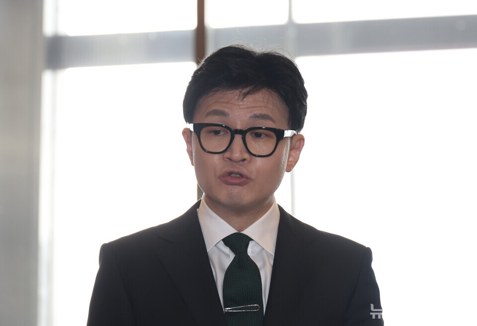 한동훈 법무부 장관이 18일 국회에서 본회의 출석을 위해 입장하던 중 기자들의 질문에 답하고 있다. (사진=연합뉴스)