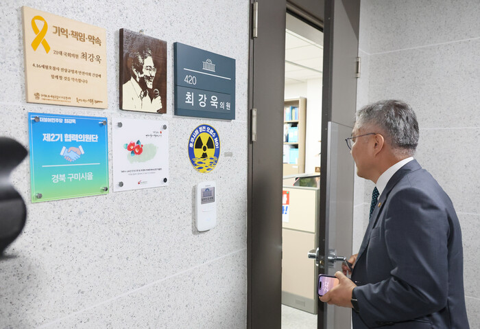 사진: 의원실 들어서는 최강욱 의원= 더불어민주당 최강욱 의원이 18일 국회 의원회관 의원실로 들어서고 있다.최 의원은 조국 전 법무부 장관의 아들에게 허위 인턴 확인서를 써준 혐의로 이날 대법원에서 의원직 상실형을 확정받았다.