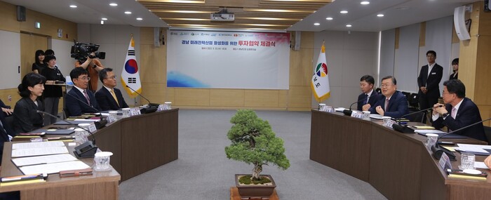20일 박일호 밀양시장(오른쪽 가운데)이 경남도청 도정회의실에서 열린 투자협약식에서 인사말을 하고 있다.(사진=밀양시)