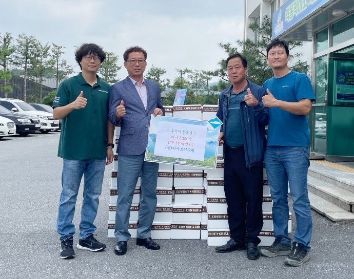 카우보이그릴 홍현선 대표가 제천시 청풍면을 찾아 바비큐선물세트 225개를 기탁했다(사진=제천시)