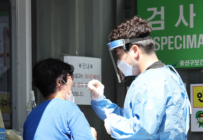 서울 용산구보건소에 마련된 선별진료소에서 시민이 검사를 받고 있다.