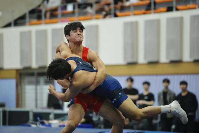 들어 메치기 시도하는 김현우