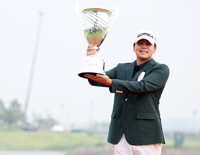 장유빈, 'KPGA 군산CC 오픈' 우승 트로피 = 사진[KPGA]