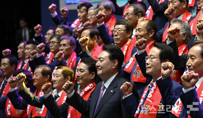 윤석열 대통령은 4일, 오전, 올림픽공원 올림픽 홀에서 열린 향군 창설 제71주년 기념식 및 전국 읍‧면‧동회장 총력안보 결의대회에 참석했다. (사진=대통령실)