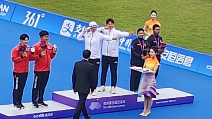 4일, 4시20분 중국항저우 아시안게임 양궁경기에서 혼성 금메달 획득한 임시현-이우석 선수