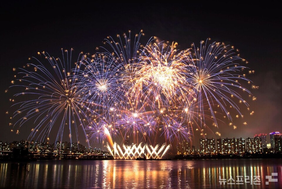 지난해 10월 8일 열린 '2022 서울세계불꽃축제'에서 불꽃이 하늘을 아름답게 수놓고 있다. (사진=영등포구청 제공)
