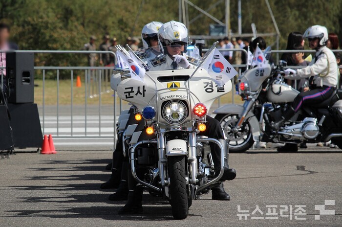 6일 오전 10시경 오는 10일까지 5일간 진행되는 ‘2023계룡軍문화축제’ 와 ‘지상군페스티벌’ 행사에서 개회식(당일 오후 6시)을 앞두고 첫 시간으로 수도방위사령부 군사경찰단 MC(모터사이클) 기동대가 ‘MC 퍼레이드’를 통해 관람객들을 환영하고 있다.(사진=이기종 기자)