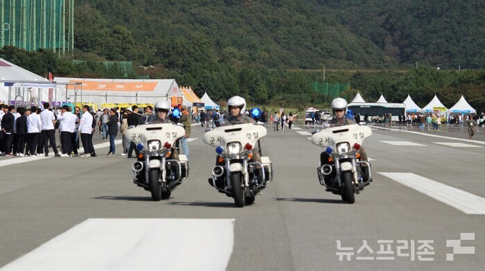 6일 오전 10시경 오는 10일까지 5일간 진행되는 ‘2023계룡軍문화축제’ 와 ‘지상군페스티벌’ 행사에서 개회식(당일 오후 6시)을 앞두고 수도방위사령부 군사경찰단 MC(모터사이클) 기동대가 ‘MC 퍼레이드’를 통해 관람객들을 환영하고 있다.(사진=이기종 기자)