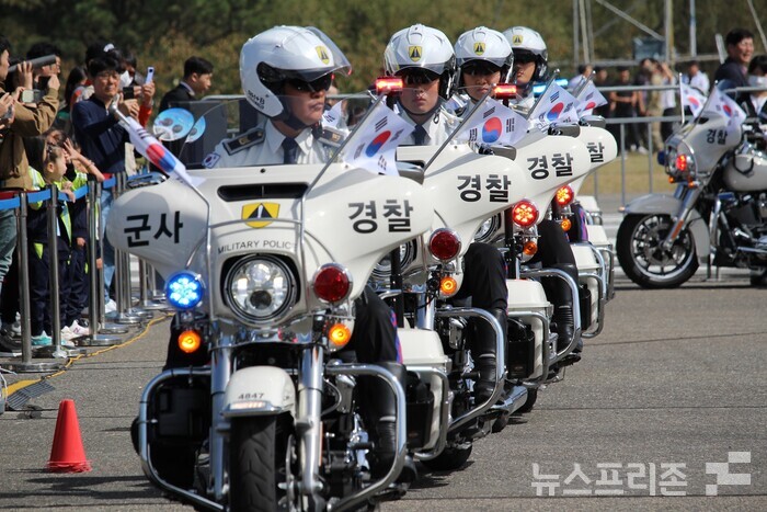 6일 오전 10시경 오는 10일까지 5일간 진행되는 ‘2023계룡軍문화축제’ 와 ‘지상군페스티벌’ 행사에서 개회식(당일 오후 6시)을 앞두고 수도방위사령부 군사경찰단 MC(모터사이클) 기동대가 ‘MC 퍼레이드’를 통해 관람객들을 환영하고 있다.(사진=이기종 기자)