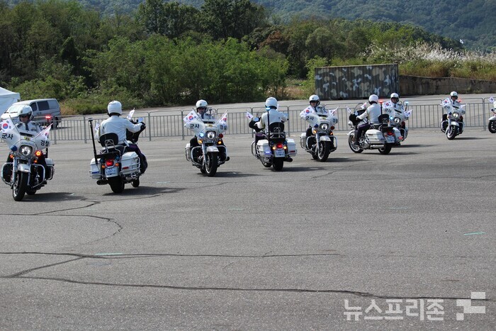 6일 오전 10시경 오는 10일까지 5일간 진행되는 ‘2023계룡軍문화축제’ 와 ‘지상군페스티벌’ 행사에서 개회식(당일 오후 6시)을 앞두고 수도방위사령부 군사경찰단 MC(모터사이클) 기동대가 ‘MC 퍼레이드’를 통해 관람객들을 환영하고 있다.(사진=이기종 기자)