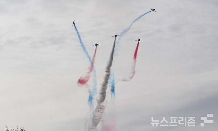 6일 오후 4시경 계룡대 비상활주로에서 오는 10일까지 5일간 진행되는 ‘2023계룡軍문화축제’ 와 ‘지상군페스티벌’ 행사 중 개회식(당일 오후 6시경)을 앞두고 대한민국 공군 블랙이글스가 에어쇼를 보여주고 있다.(사진=이기종 기자)