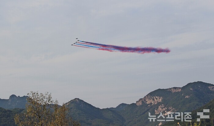 6일 오후 4시경 계룡대 비상활주로에서 오는 10일까지 5일간 진행되는 ‘2023계룡軍문화축제’ 와 ‘지상군페스티벌’ 행사 중 개회식(당일 오후 6시경)을 앞두고 대한민국 공군 블랙이글스가 에어쇼를 보여주고 있다.(사진=이기종 기자)
