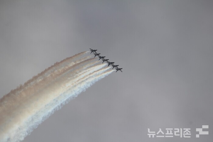 6일 오후 4시경 계룡대 비상활주로에서 오는 10일까지 5일간 진행되는 ‘2023계룡軍문화축제’ 와 ‘지상군페스티벌’ 행사 중 개회식(당일 오후 6시경)을 앞두고 대한민국 공군 블랙이글스가 에어쇼를 보여주고 있다.(사진=이기종 기자)
