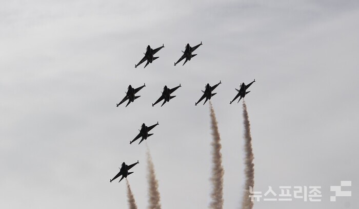 6일 오후 4시경 계룡대 비상활주로에서 오는 10일까지 5일간 진행되는 ‘2023계룡軍문화축제’ 와 ‘지상군페스티벌’ 행사 중 개회식(당일 오후 6시경)을 앞두고 대한민국 공군 블랙이글스가 에어쇼를 보여주고 있다.(사진=이기종 기자)