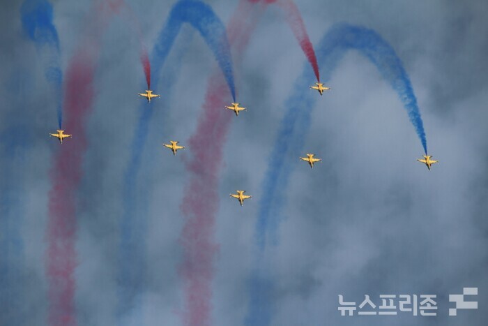 6일 오후 4시경 계룡대 비상활주로에서 오는 10일까지 5일간 진행되는 ‘2023계룡軍문화축제’ 와 ‘지상군페스티벌’ 행사 중 개회식(당일 오후 6시경)을 앞두고 대한민국 공군 블랙이글스가 에어쇼를 보여주고 있다.(사진=이기종 기자)