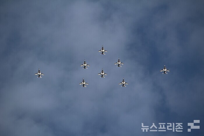 6일 오후 4시경 계룡대 비상활주로에서 오는 10일까지 5일간 진행되는 ‘2023계룡軍문화축제’ 와 ‘지상군페스티벌’ 행사 중 개회식(당일 오후 6시경)을 앞두고 대한민국 공군 블랙이글스가 에어쇼를 보여주고 있다.(사진=이기종 기자)