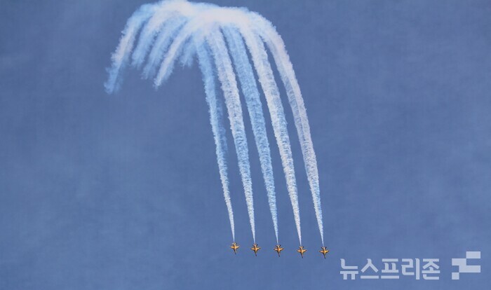 6일 오후 4시경 계룡대 비상활주로에서 오는 10일까지 5일간 진행되는 ‘2023계룡軍문화축제’ 와 ‘지상군페스티벌’ 행사 중 개회식(당일 오후 6시경)을 앞두고 대한민국 공군 블랙이글스가 에어쇼를 보여주고 있다.(사진=이기종 기자)