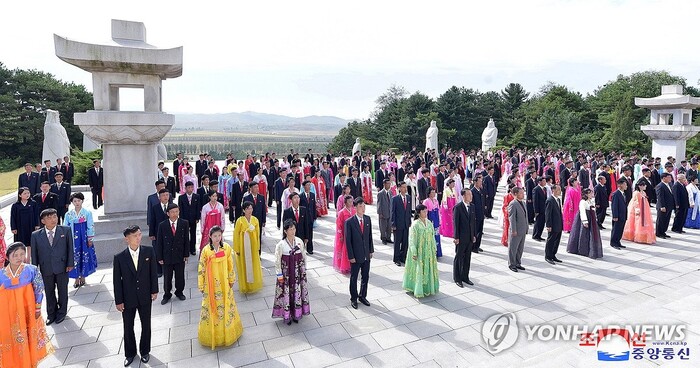 사진: 북한이 지난 3일 평양 단군릉 앞에서 개천절 행사를 진행했다고 조선중앙통신이 4일 보도했다. 행사에는 천도교청우당 중앙위원회, 관계부문 일꾼들, 평양시 안의 근로자들이 참가했다.