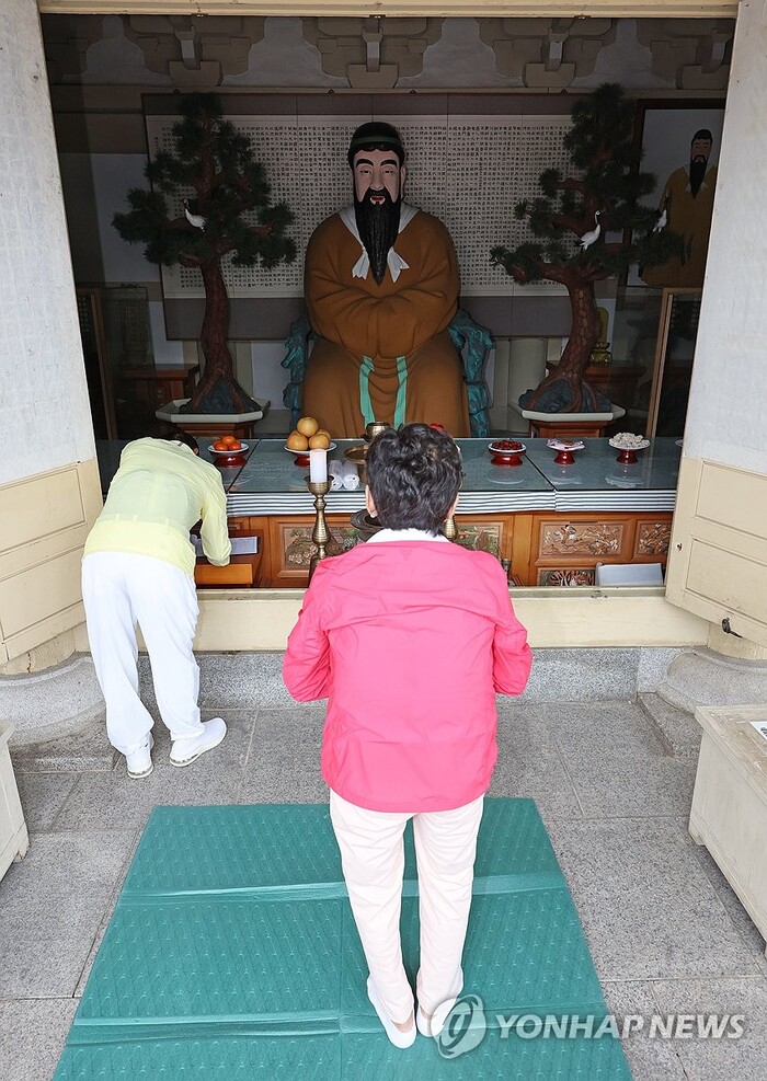 단기 4356년 개천절을 맞은 3일 서울 종로구 단군성전을 찾은 시민들이 예를 올리고 있다.