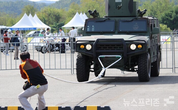 6일부터 오는 10일까지 5일간 계룡대 비상활주로에서 진행되는 ‘2023계룡軍문화축제’ 와 ‘지상군페스티벌’ 행사에서 전시장 부대행사 중 전투장비와 줄다리기 체험이 관람객을 대상으로 이뤄지고 있다.(사진=이기종 기자)