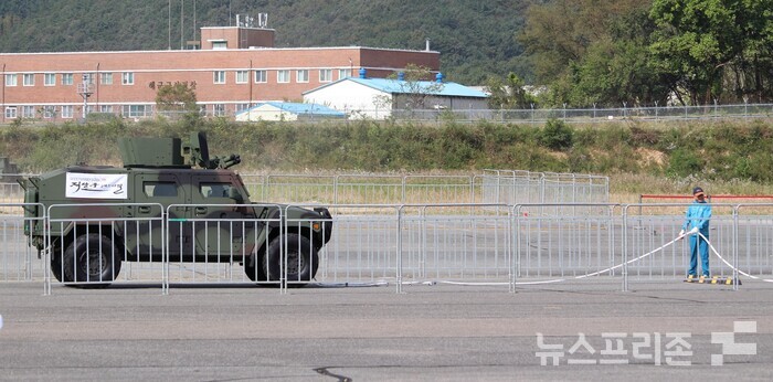 6일부터 오는 10일까지 5일간 계룡대 비상활주로에서 진행되는 ‘2023계룡軍문화축제’ 와 ‘지상군페스티벌’ 행사에서 전시장 부대행사 중 전투장비와 줄다리기 체험이 관람객을 대상으로 이뤄지고 있다.(사진=이기종 기자)