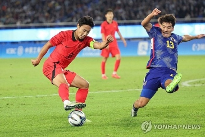 7일 항저우 스포츠센터 스타디움에서 연린 2022 항저우 아시안게임 남자축구 결승전 한국과 일본 경기에서 한국의 백승호가 볼을 컨트롤하고 있다