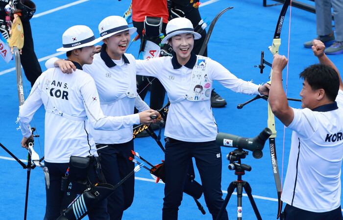 사진: 양궁 리커브 여자 단체 금메달 = 6일 중국 항저우 푸양 인후 스포츠센터에서 열린 2022 항저우 아시안게임 양궁 리커브 여자 단체전 결승, 중국과의 경기에서 금메달을 획득한 임시현, 최미선, 안산이 기뻐하고 있다.