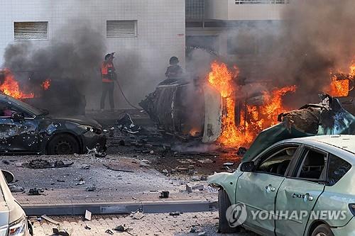 하마스 로켓포 떨어진 이스라엘 남부 아슈켈론[AFP 연합뉴스]