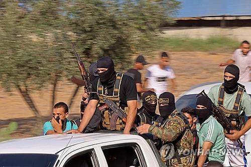 이스라엘 국경 넘는 팔레스타인 무장대원[AFP 연합뉴스]