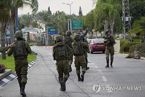 하마스 침투한 남부 스데로트에 배치된 이스라엘군[AP 연합뉴스]