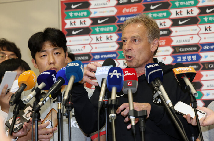 ▲사진: 취재진 질문에 답하는 클린스만 감독= 9월 A매치에서 데뷔승을 올린 위르겐 클린스만 한국 남자축구 국가대표팀 감독이 14일 오후 인천공항 제2터미널에서 취재진의 질문에 답하고 있다. 클린스만 감독은 10월 있을 A매치 명단을 발표하기 전 한국에서 K리그 선수를 점검할 예정이다.