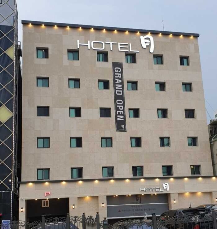 최용만 회장이 운영하는 성남시 중원구에 위치한 월 호텔.