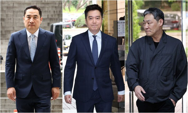 조국 법무부  전 장관의 딸 조민씨가 포르쉐 자동차를 탄다고 주장해 명예훼손혐의로 재판에 넘겨진 강용석 변호사와 김세의 가세연 대표, 김용호씨가 지난 6월 20일 오전 서초구 서울중앙지방법원에서 열린 1심 선고 공판에 출석하기 위해 법정으로 향하는 모습. 연합뉴스