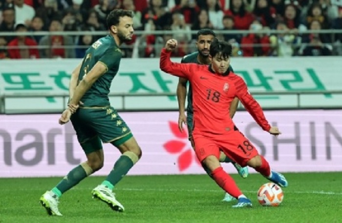 13일 서울 상암월드컵경기장에서 열린 튀니지와의 평가전에서 이강인이 왼발로 두 번째 골을 성공시키고 있다.